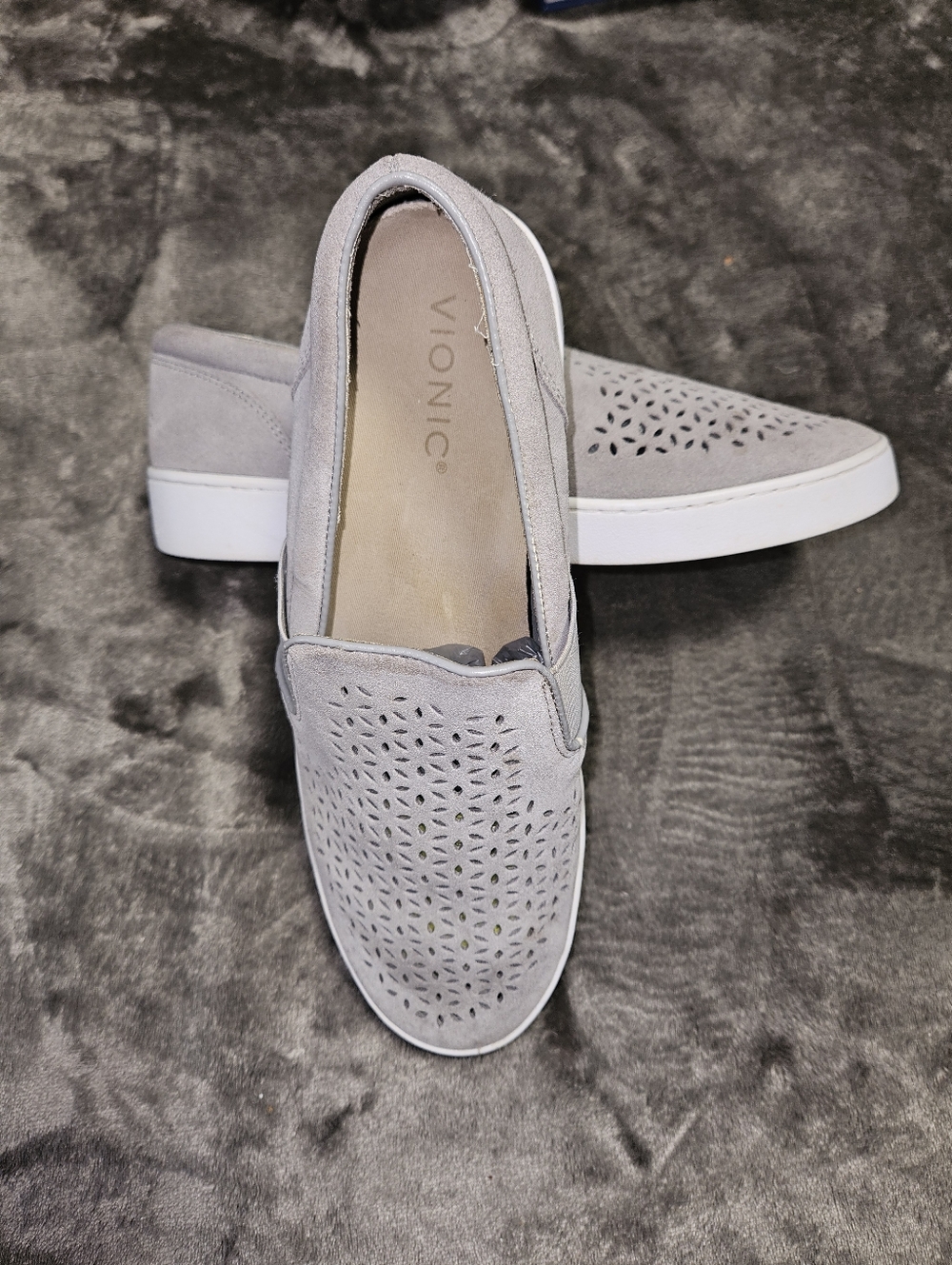 Vionic Kani Womens Laser Cut Grey Suede Sporty Slip-On comfort Sneakers Sz 9.5